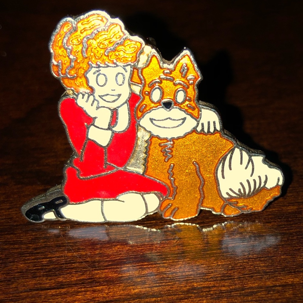 Vintage Annie and Sandy Applause Pin